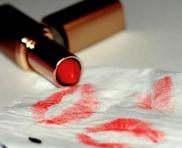 Правильно и вовремя удаляем пятна от косметики