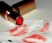 Правильно и вовремя удаляем пятна от косметики